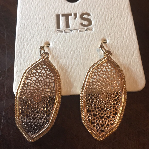 Jewelry - Framed earrings
